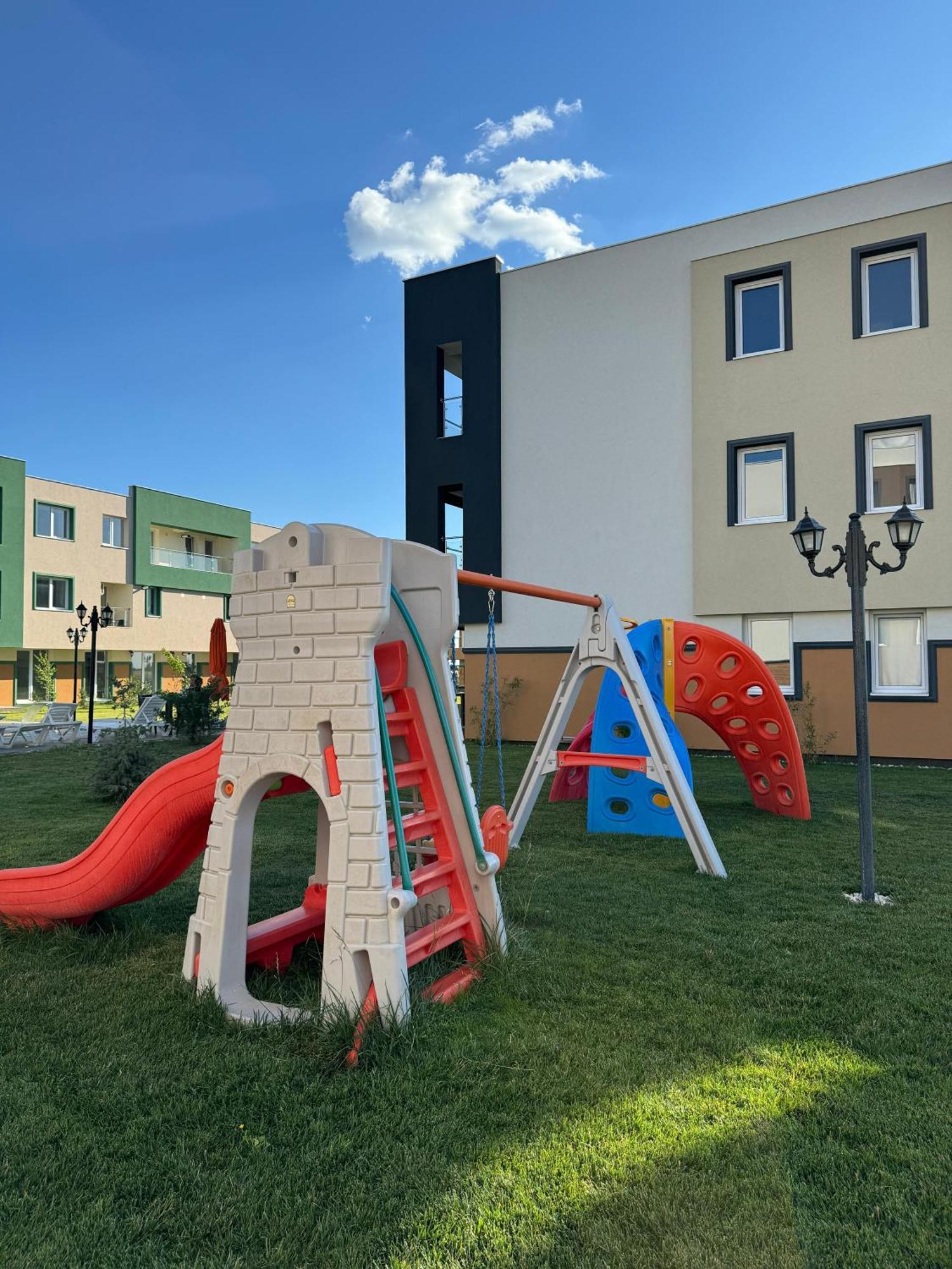 Libertatii Gardens Poolside Airport&Therme Otopeni Exterior photo